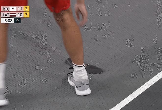 奥运精神!俄奥球员鞋底全掉了 用胶带缠起来继续打 - 1