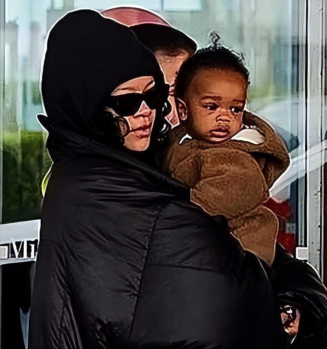 蕾哈娜抱着大儿子去米兰时装周！挺二胎还抱娃，黑人男友两手空空 - 6