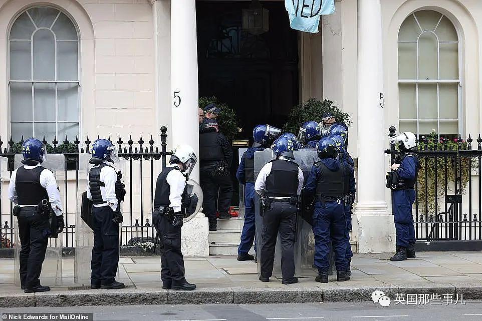 英国抗议者私闯占领寡头豪宅，宣布欢迎难民…伦敦市长：警察为啥要管？ 啊？ - 20