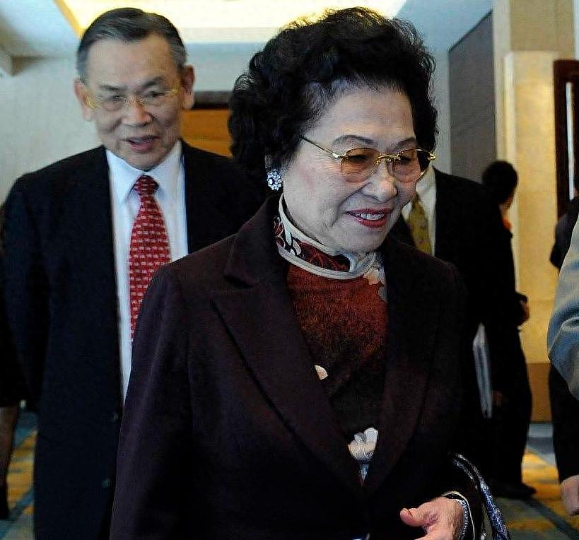 94 岁老太成中国女首富，长子曾遭绑架先走一步，留数百亿遗产 - 1