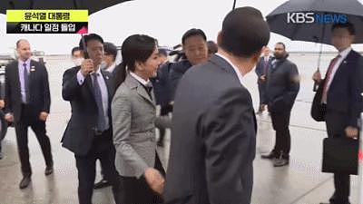 韩国总统爱妻人设崩塌！抢走雨伞让妻子淋雨，网友：跟川普一模一样！ - 4