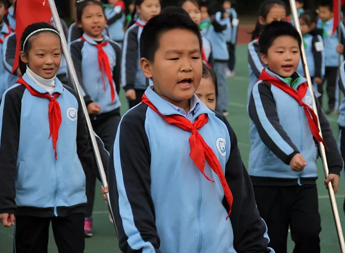 学校要求小学生佩戴“绿领巾”，引发网络讨论热潮，校方进行回应 - 7