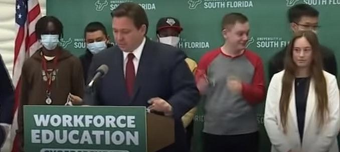 美国佛罗里达州长训斥戴口罩学生：摘了吧！停止这场 