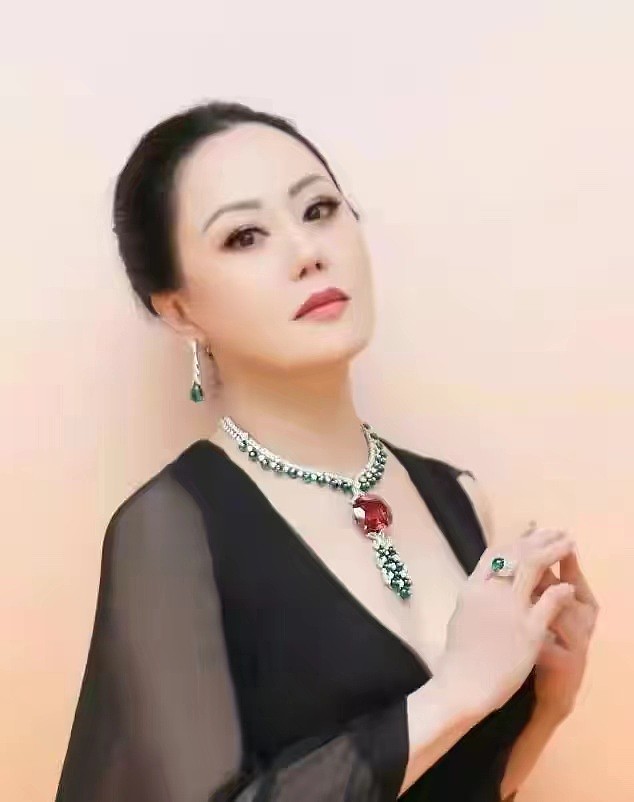 章小惠真是“上流社会”的女人，宝石项链大如斗，满眼的雍容华贵 - 6