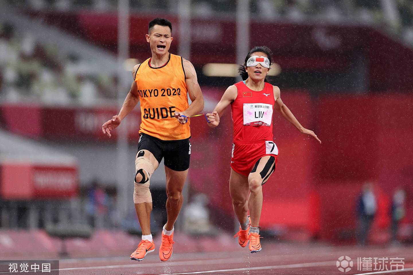 残奥会女子200米T11级决赛：刘翠青与领跑员徐冬林夺得金牌 - 1