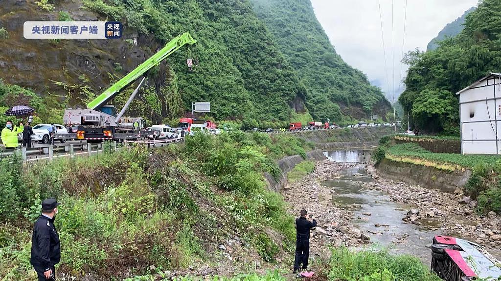 重庆城口一载有 20 余人的大巴车翻入河沟 - 4