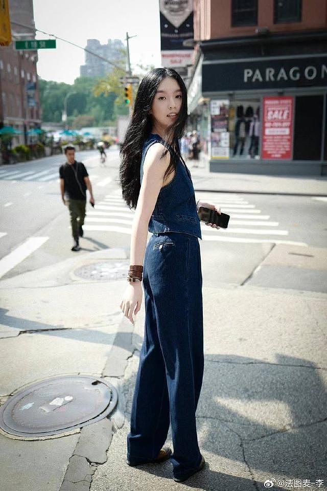李咏女儿法图麦纽约时装周看秀 牛仔套装造型简约时尚 - 1