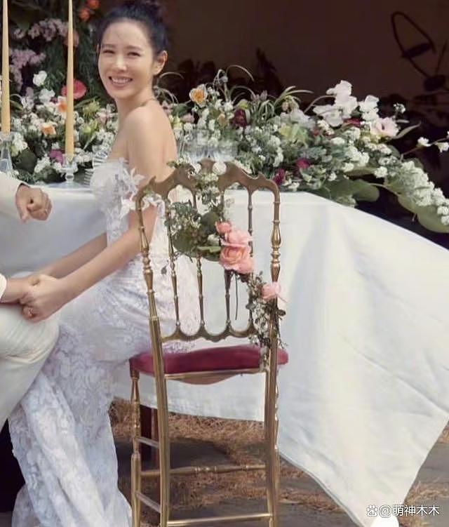 孙艺珍晒照庆祝结婚周年，穿顶奢抹胸婚纱，牵手甜笑破离婚传闻 - 4