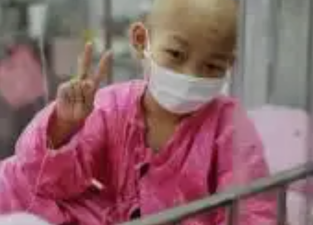 2017年，浙江女孩捐骨髓救15岁男孩，两人见面后，男孩低头跪谢 - 3