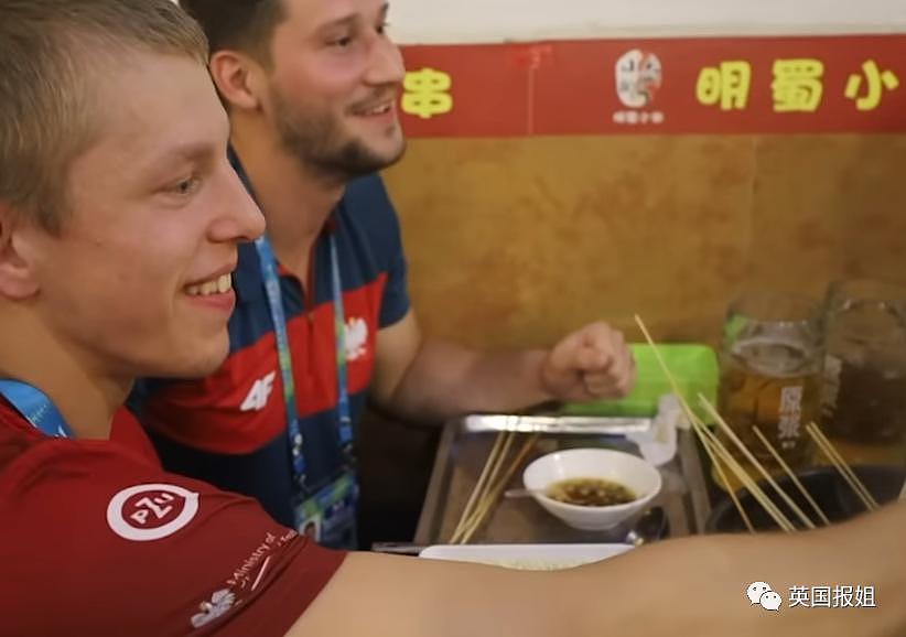 外国运动员在成都吃火锅学划拳看熊猫，网友：你们是来旅游的 - 10