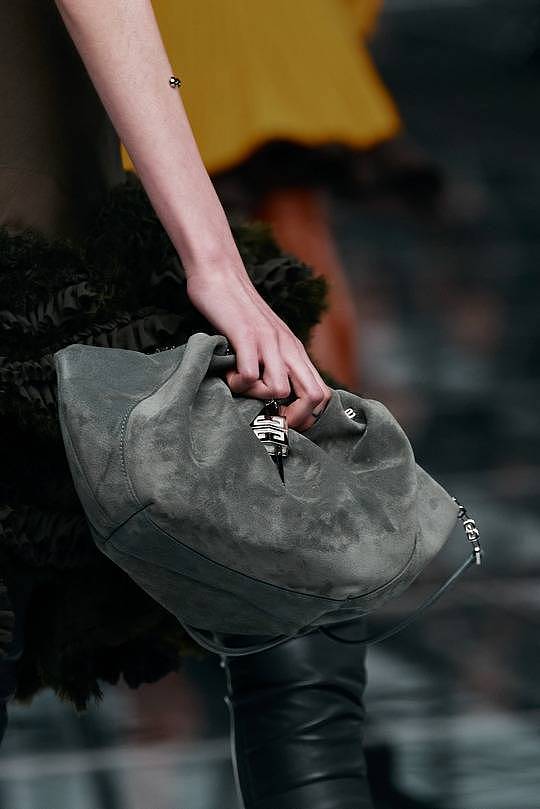 Givenchy发布2022秋冬时装秀 Kenny手袋为主要亮点？ - 9