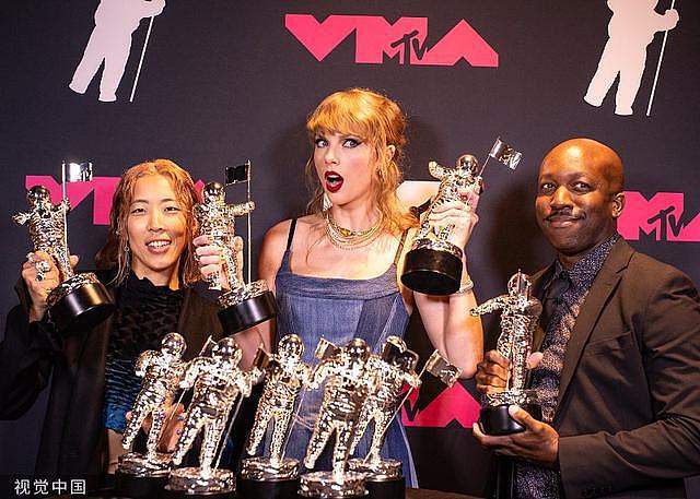 泰勒 · 斯威夫特与奖杯合影 获九项大奖打平 VMA 历史记录 - 2