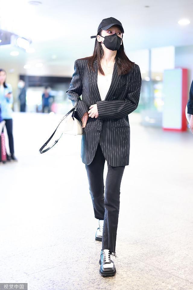 李沁穿条纹西装机场出行 搭配紧身牛仔裤身材纤细有型 - 2