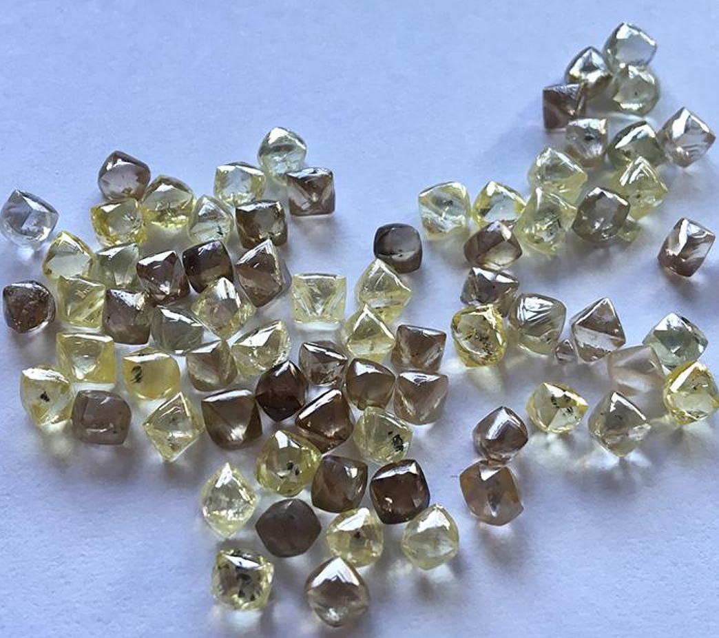 山东姑娘于1977年捡到特大钻石，足有158克拉，它是怎么形成的？ - 9