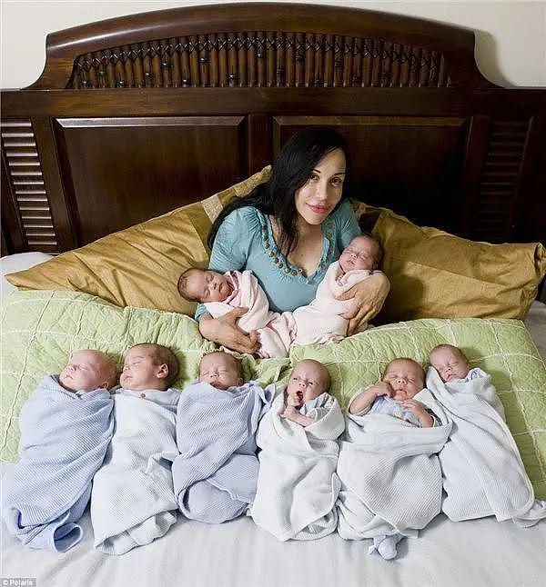 八胞胎妈妈庆祝八个孩子 13 岁生日，画风有点神奇 - 6