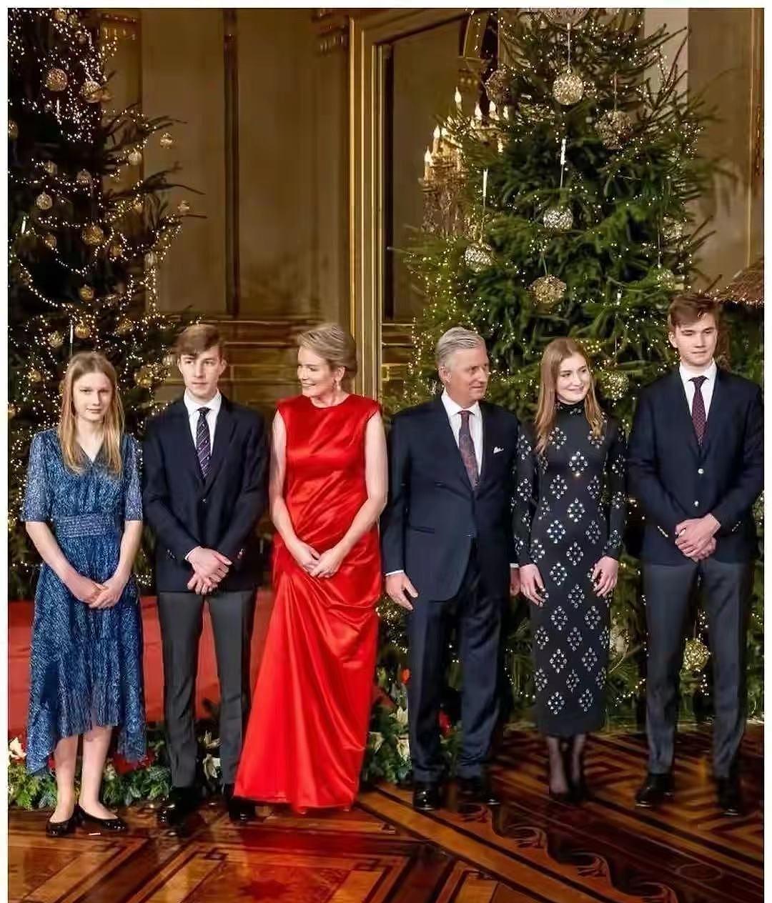 英国王妃VS西班牙王后，王室“新年红”造型，到底谁最迷人？ - 10