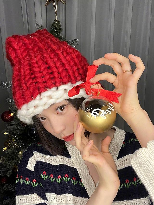 欧阳娜娜晒圣诞十八宫格连拍 戴红绿圣诞帽甜美可人 - 10