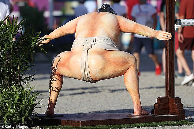 奥运会马术赛场强推日本文化雕像 马都被吓尿了 - 3