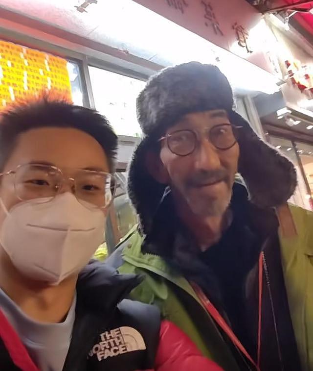 63 岁车保罗近状曝光，香港街头被偶遇待人和善，穿着朴素超接地气 - 1
