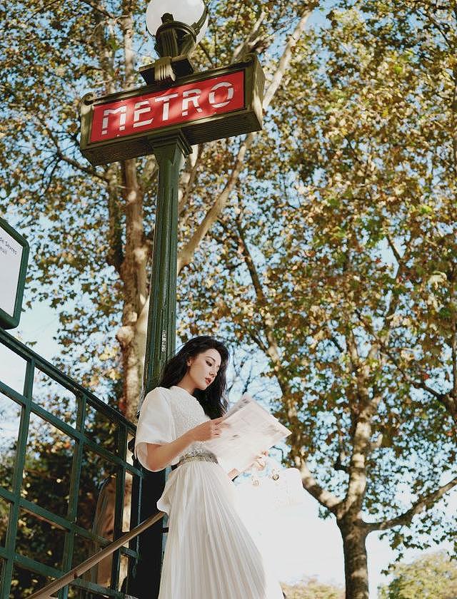 迪丽热巴巴黎时装周造型释出 纯白长裙烟熏妆优雅恬淡 - 8