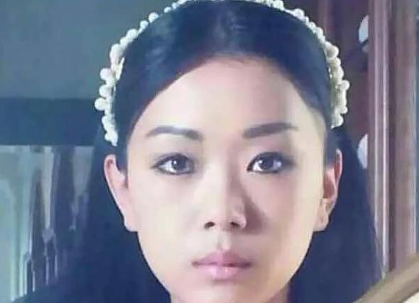 诗丽吉一次戴俩王冠，儿媳只能戴假花，都不如不丹公主戴发箍惊艳 - 25