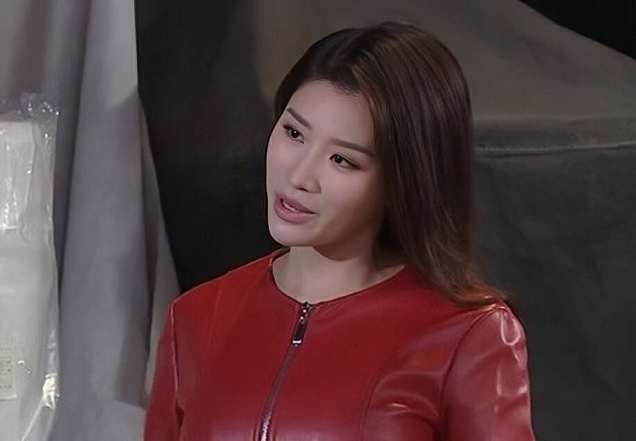 TVB新人女星首度亮相新剧，拉下拉链秀身材，令对手演员直流鼻血 - 2