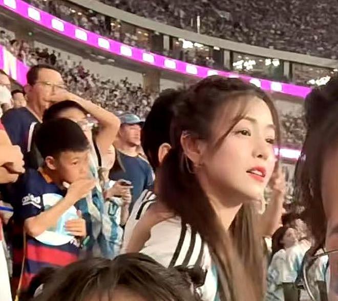 陈妍希带娃看梅西比赛，儿子被路人曝光高清照，比陈晓更帅 - 13