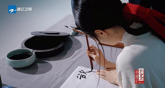钟楚曦演绎中国第一位女书法家 穿汉服写毛笔字 - 2