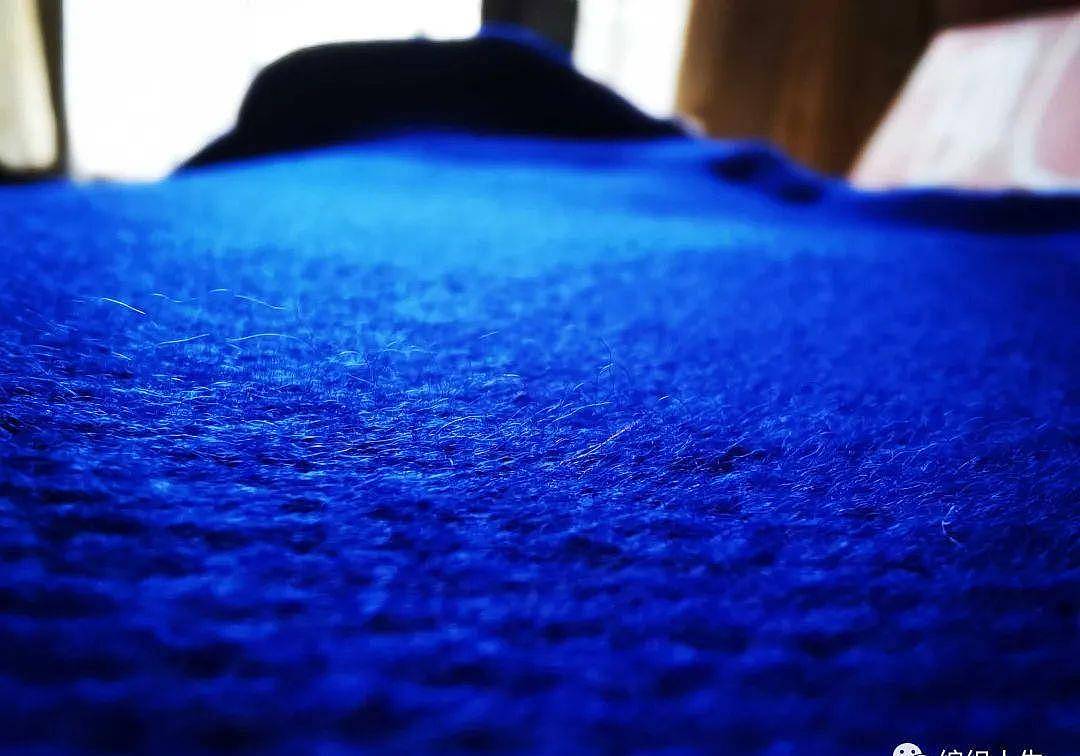 春遇群青蓝：透彻干净的女士蓝色翻领上衣（有编织图解） - 2