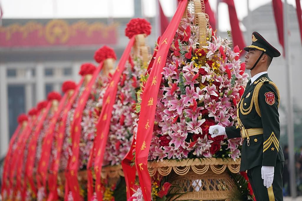 烈士纪念日向人民英雄敬献花篮仪式在北京天安门广场隆重举行 - 3