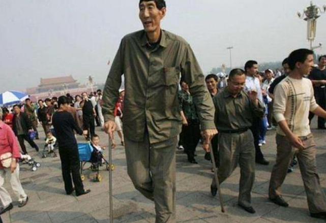 13年前，2.36米中国巨人不顾医生劝阻，执意生下一子，现状如何？ - 9
