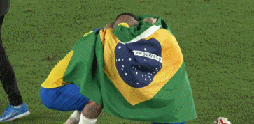 狂舞与热泪！巴西夺金球员跪地啜泣 38岁阿尔维斯披着国旗哭 - 3