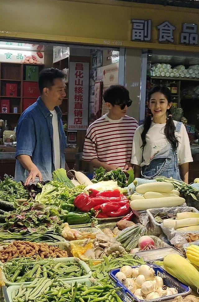 《向往的生活 7》最后一期录制 何炅谢娜黄磊赖声川逛菜市场 - 3