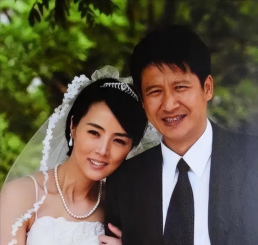 演员张国强：被前妻嫌穷抛弃，40岁带子二婚娶贤妻，如今苦尽甘来 - 2