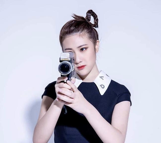 张兆辉晒 17 岁女儿写真照，长相标致神似钟嘉欣，已低调入行做模特 - 1
