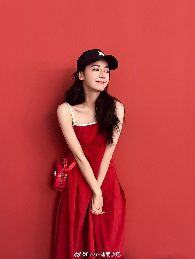 迪丽热巴微博营业晒红裙美照 戴棒球帽对镜甜笑 wink - 3