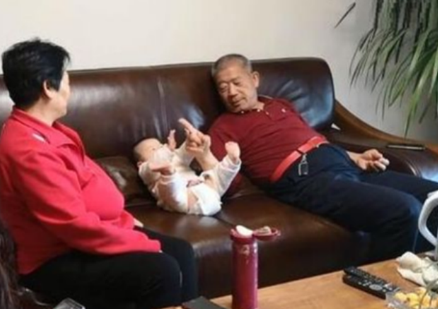 2019年，山东67岁老太太意外怀孕，顺利产下女婴，有人上门求秘方 - 14