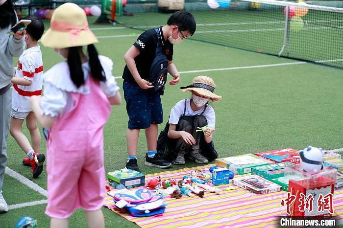（上海战疫录）上海全面恢复生活秩序 孩子们在“金童集市”欢度“六一” - 5