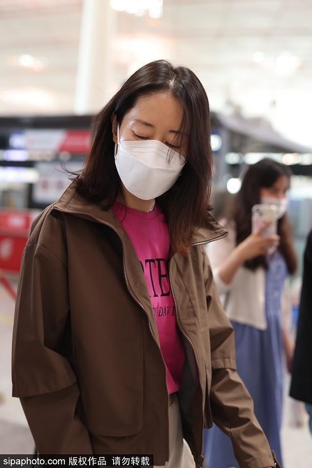 刘敏涛穿火龙果色 T 恤现身机场 搭配咖色外套惬意舒适 - 4