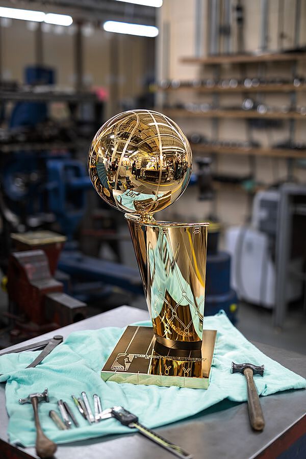 2020-21赛季NBA总冠军队共举由蒂芙尼打造的拉里·奥布莱恩冠军奖杯 - 4