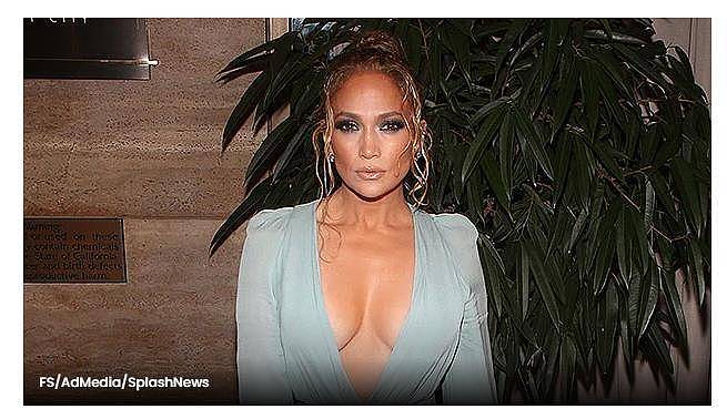 Jennifer Lopez Rocks 穿着荷叶边绿色连衣裙 - 1