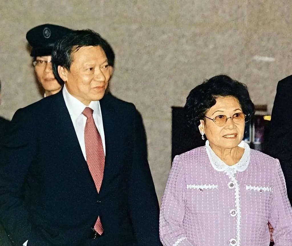 94 岁老太成中国女首富，长子曾遭绑架先走一步，留数百亿遗产 - 7
