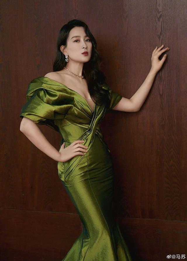 马苏晒 41 岁生日写真 穿绿色深 V 连衣裙秀傲人曲线 - 2