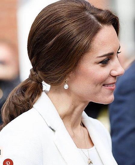 凯特公主系着装巧用珍珠打光，高级感毫不费力，庆祝嫁威廉10年 - 12