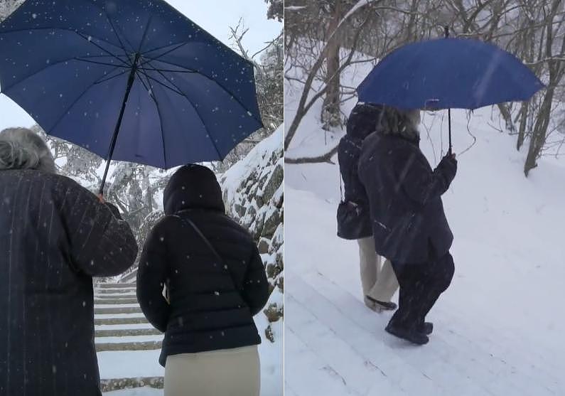 70 岁导演张纪中携娇妻赏雪 为妻子撑伞驻足拍照 - 3