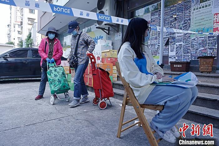 （上海战疫录）上海分阶段复商复市 超市开启线下服务模式 - 2