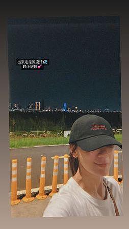 贾静雯深夜带小孩去公园，49岁素颜状态网友惊呆：越活越少女 - 2