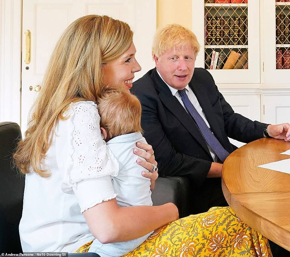 英国首相未婚妻意大利豪华度假，格子田园风显嫩，儿子发型像老爸 - 14