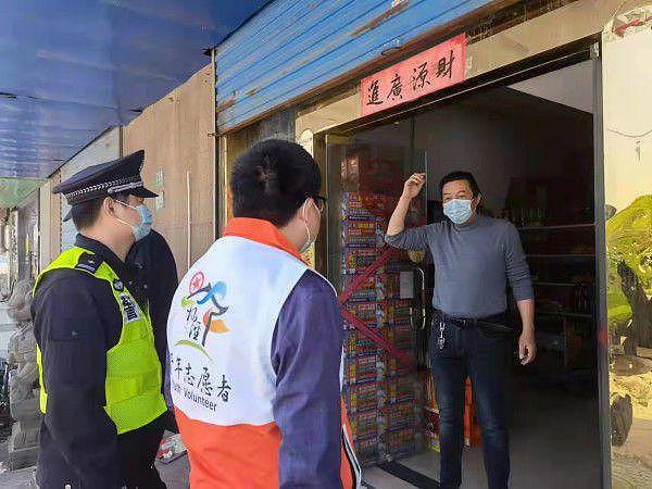 上海居民骑单车出小区被警方拦停处罚：想外出购物 - 1