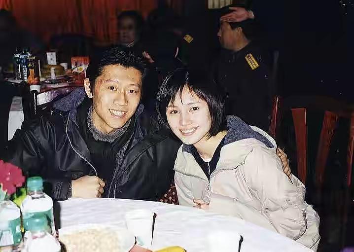 袁泉带女儿现身餐厅，11 岁夏哈哈继承父母优良基因 - 6